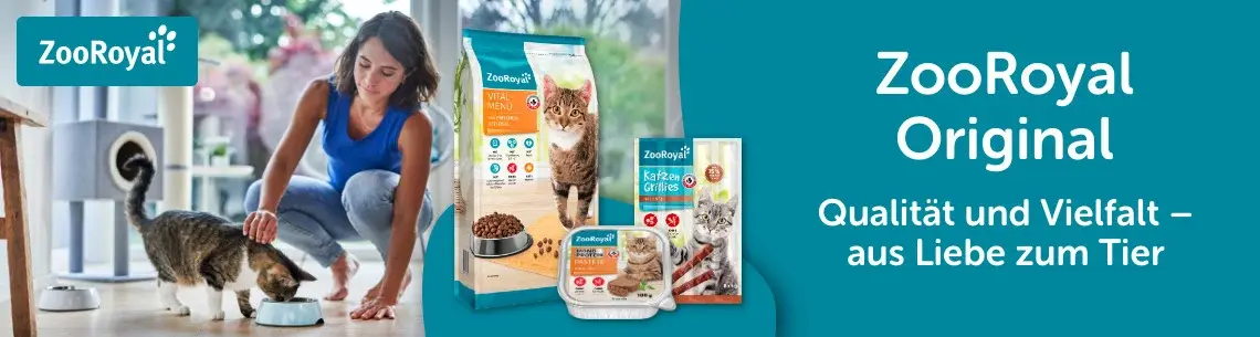 ZooRoyal Original Katzenfutter im Wohnumfeld Katze frisst im Wohnzimmer aus einem Napf neben ZooRoyal Original Katzenfutterprodukten.
