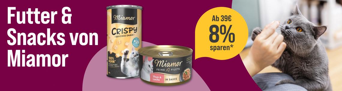 Spare 8 % ab 39 € auf Katzenfutter von Miamor Aktionsbanner für Miamor Katzennahrung. Links der Schriftzug „Futter & Snacks von Miamor“ auf magentafarbenem Hintergrund. Mittig verschiedene Miamor Produkte, darunter ein Snack und ein Nassfutter. Rechts gelber Rabatt-Hinweis „Ab 39 € 8 % sparen“ sowie eine graue Katze, die aus der Hand einer Person ein Leckerli erhält. Hinweis: Werbemotiv in Magenta-, Gelb- und Grautönen mit Fokus auf Katzenfutter, Katzensnacks und Rabattaktion.*