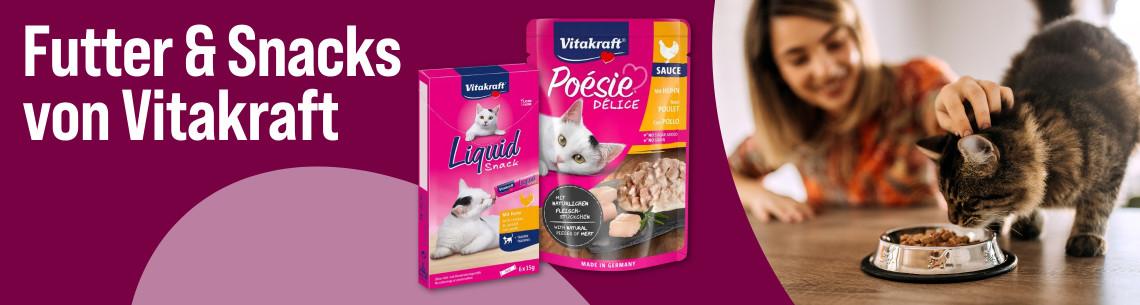 Entdecke Futter und Snacks von Vitakraft Aktionsbanner für Katzenfutter und Katzensnacks von Vitakraft. Katze frisst aus einem Napf und wird von einer Person gestreichelt, daneben Verpackungen von Snacks und Nassfutter, Hinweis auf „Futter & Snacks von Vitakraft“.