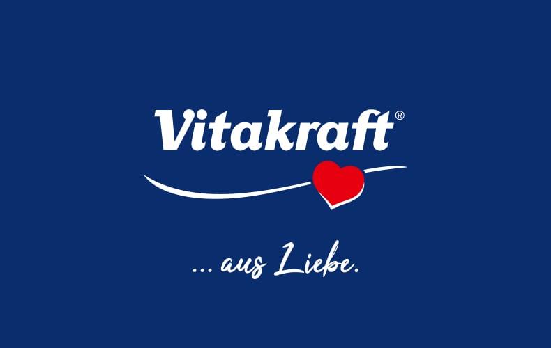 Vitakraft Topbanner Vitakraft‑Logo mit rotem Herz und dem Slogan ‚… aus Liebe.‘ auf blauem Hintergrund.