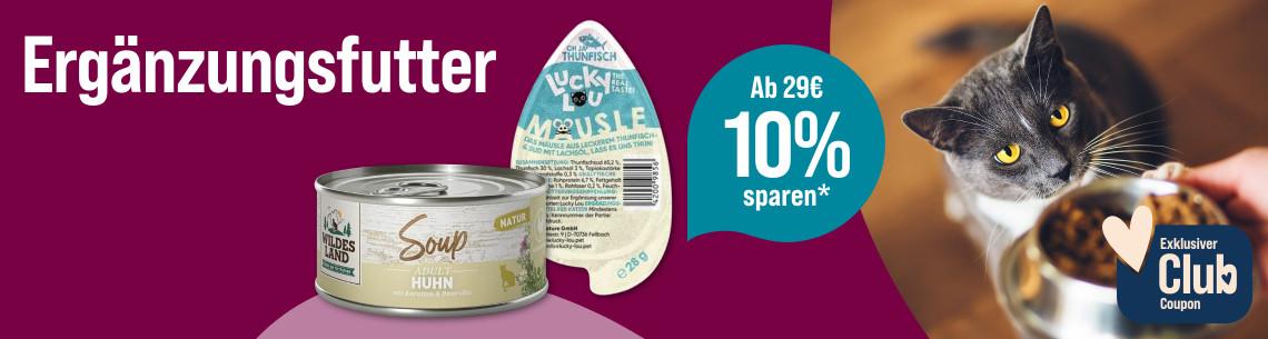 Spare 10% ab 29€ auf Ergänzungsfutter Aktionsbanner für Ergänzungsfutter für Katzen. Katze frisst aus einem Napf, daneben Verpackungen von Nassfutter, Hinweis auf 10 % Rabatt ab 29 € und exklusiven Club‑Coupon