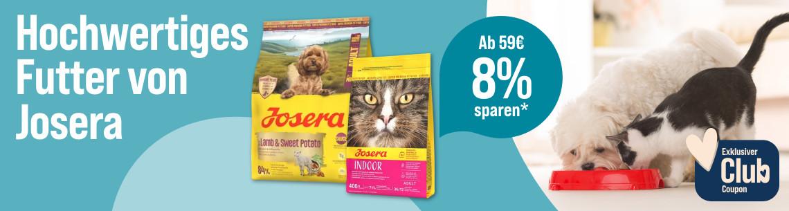 Spare 8 % ab 59 € auf Josera Tierfutter Aktionsbanner für Tierfutter von Josera. Mittig stehen zwei Verpackungen für Hunde- und Katzenfutter (u. a. „Lamb & Sweet Potato“ und „Indoor“); links der Schriftzug „Hochwertiges Futter von Josera“ auf türkisfarbenem Hintergrund; rechts zwei Haustiere, die gemeinsam aus einem roten Napf fressen; daneben Hinweis „Ab 59€ 8% sparen*“ sowie ein „Exklusiver Club Coupon“.
