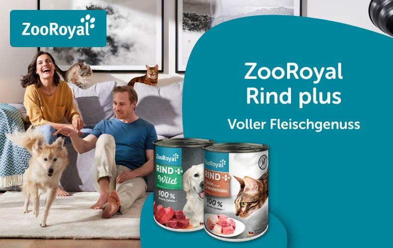 ZooRoyal Rind plus Futter im Wohnzimmer mit Hund und Katze Hund und Katze bewegen sich im Wohnzimmer neben ZooRoyal Rind plus Futterdosen.