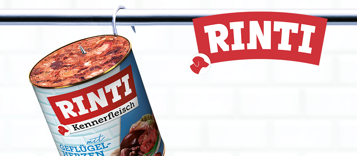 Rinti Topbanner Rinti‑Konserve hängt geöffnet an einem Haken neben dem Rinti‑Logo.