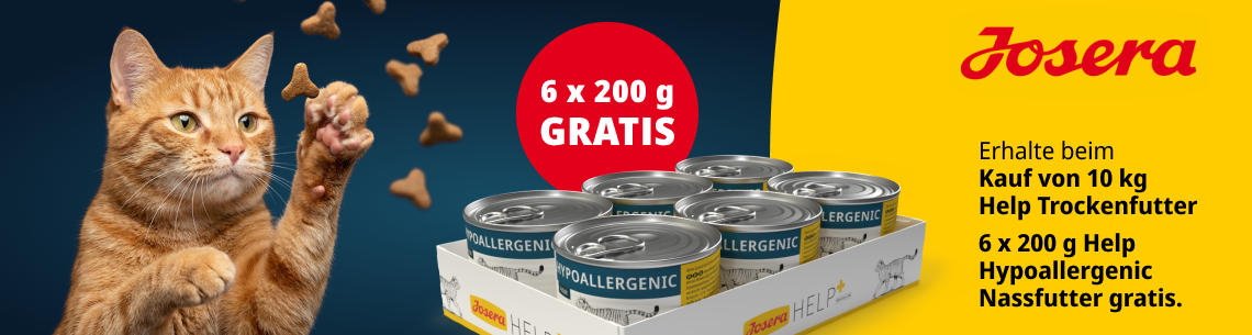Jetzt gratis Help Hyperallergenic Nassfutter von Josera sichern Aktionsbanner für Josera Help Hypoallergenic. Links orangefarbene Katze mit erhobener Pfote vor dunkelblauem Hintergrund und schwebenden Futterstückchen. Mittig Tray mit mehreren Dosen Help Hypoallergenic Nassfutter; darüber roter Kreis mit Hinweis „6 x 200 g GRATIS“. Rechts gelber Bereich mit Josera Logo und Aktionshinweis: Beim Kauf von 10 kg Help Trockenfutter gibt es 6 x 200 g Help Hypoallergenic Nassfutter gratis. Hinweis: Kombination aus Produktabbildung, Katze und Markenfarben Gelb und Dunkelblau.