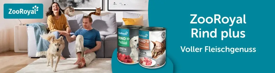 ZooRoyal Rind plus Futter im Wohnzimmer mit Hund und Katze Hund und Katze bewegen sich im Wohnzimmer neben ZooRoyal Rind plus Futterdosen.