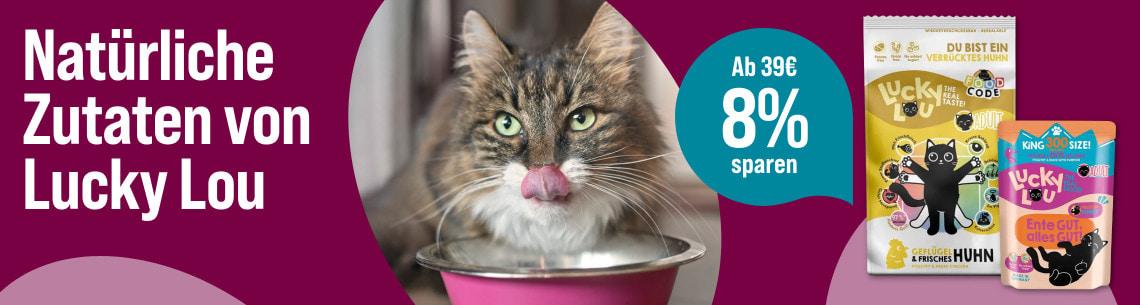 Spare 8% ab 39€ auf Lucky Lou Katzenfutter Aktionsbanner für Katzenfutter und Katzensnacks von Lucky Lou. Katze frisst aus einem Napf, daneben Verpackungen von Snacks und Nassfutter.