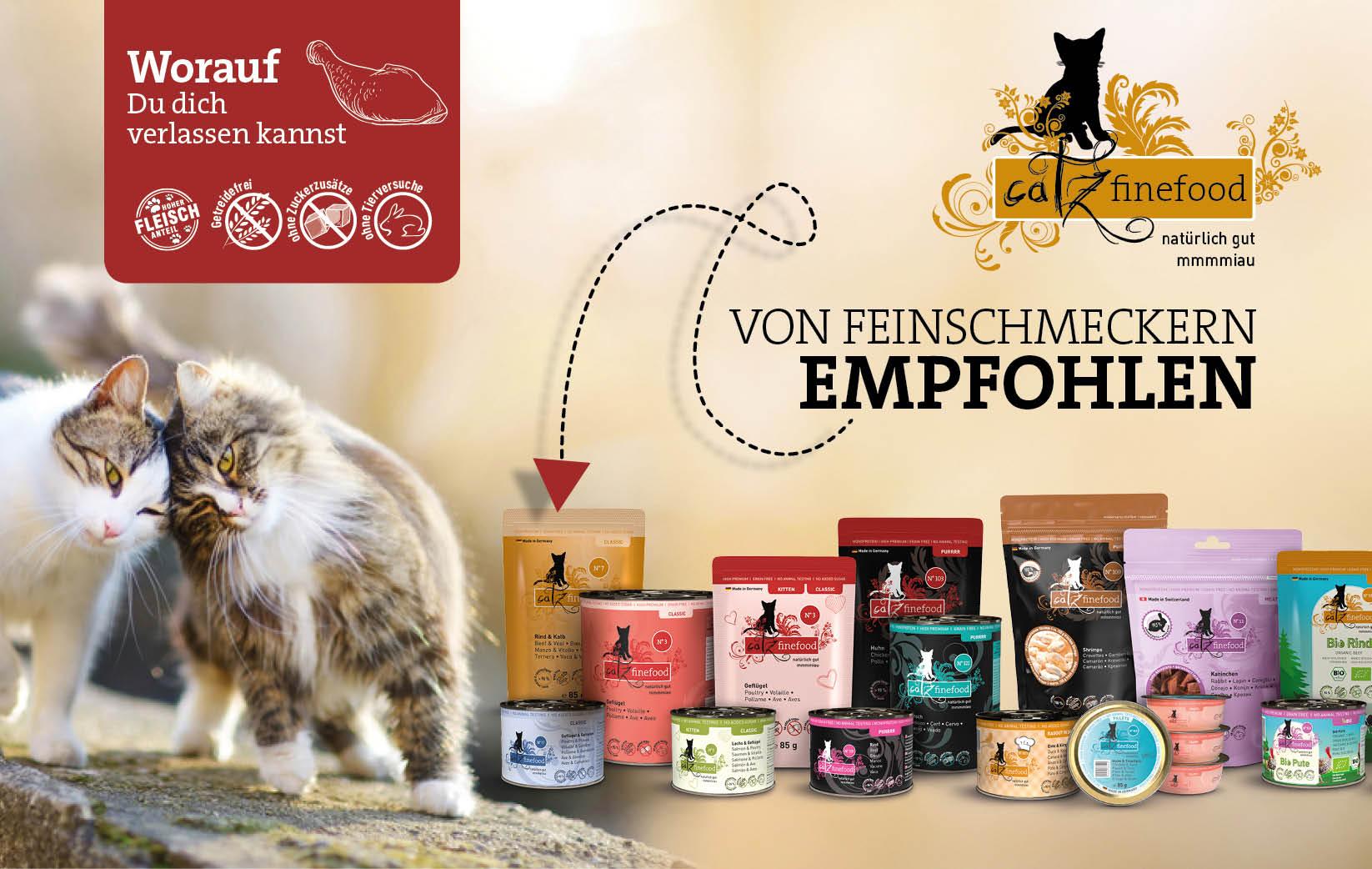 catz finefood Topbanner Auswahl verschiedener catz finefood Produkte mit zwei Katzen im Hintergrund.