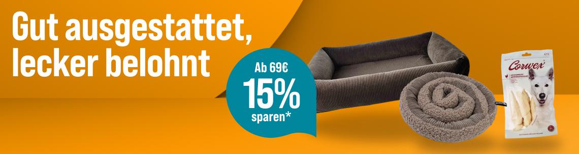 Spare 15 % ab 69 € auf Snacks & Zubehör für Hunde Aktionsbanner für Hundezubehör und Hundesnacks. Links der Schriftzug „Gut ausgestattet, lecker belohnt“ auf orangefarbenem Hintergrund. Unten links blauer Rabatt-Hinweis „Ab 69 € 15 % sparen“. Rechts ein graues Hundebett, ein rundes Kuschelbett sowie ein Hundesnack. Hinweis: Werbemotiv in Orange-, Blau- und Grautönen für Hundezubehör und Belohnungssnacks.*