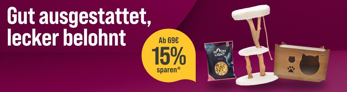 Spare 15 % ab 69 € auf Snacks & Zubehör für Katze Aktionsbanner für Katzenzubehör und Katzensnacks. Links der Schriftzug „Gut ausgestattet, lecker belohnt“ auf magentafarbenem Hintergrund. Mittig gelber Rabatt-Hinweis „Ab 69 € 15 % sparen“. Rechts verschiedene Produkte, darunter ein Katzensnack, ein heller Kratzbaum und eine Katzenhöhle aus Holz. Hinweis: Werbemotiv in Magenta-, Gelb- und Naturtönen für Katzenzubehör und Belohnungssnacks.*