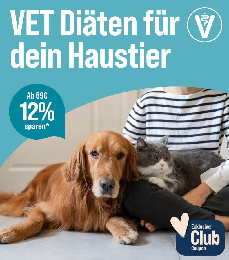 Spare 12% ab 59€ auf Spezialfutter für Hunde und Katzen Aktionsbanner zu VET Diäten für Hunde und Katzen: Hund und Katze liegen gemeinsam bei einer Person, Hinweis auf spezielle Ernährung mit hochwertigen Zutaten sowie 12 % Rabatt und Club-Coupon