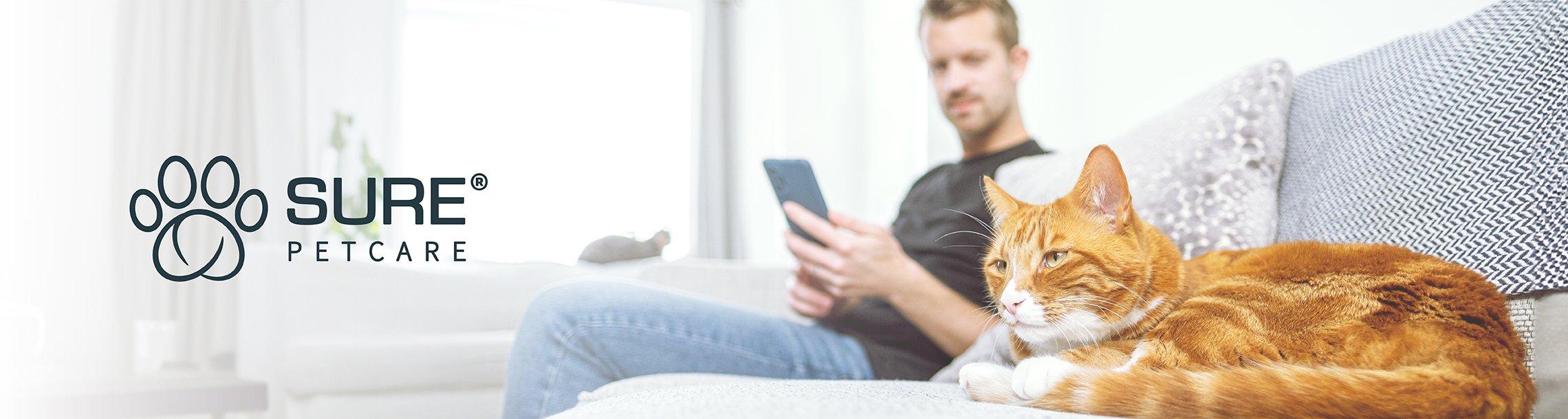 Sure Petcare Topbanner Katze liegt entspannt auf einem Sofa neben dem Sure Petcare‑Logo.