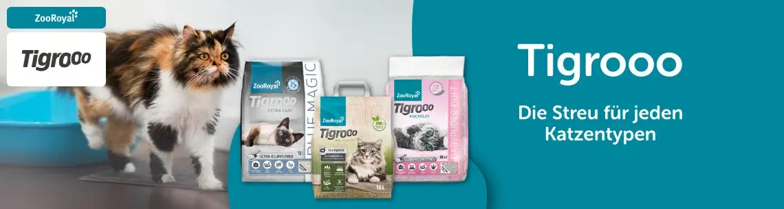 ZooRoyal Tigrooo Katze sitzt vor ZooRoyal Tigrooo Katzenstreuprodukten.