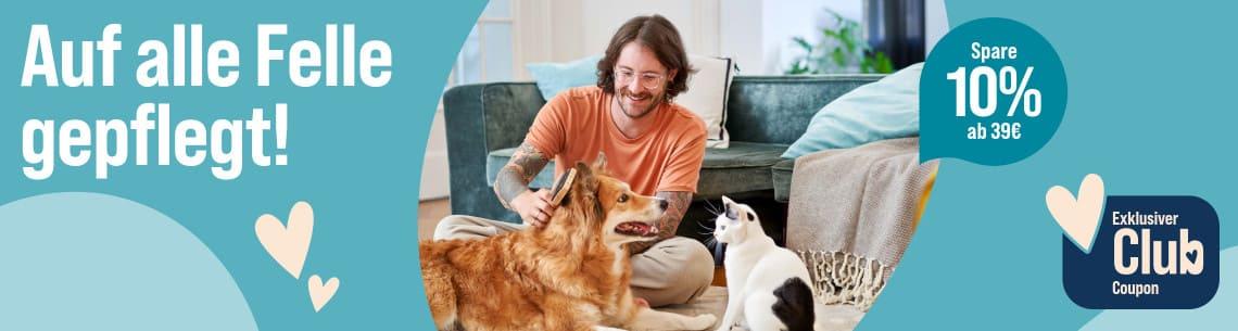 10% Rabatt ab 39€ auf Pflege- und Hygieneartikel Aktionsbanner mit Hund und Katze in einem Wohnumfeld während der Fellpflege.