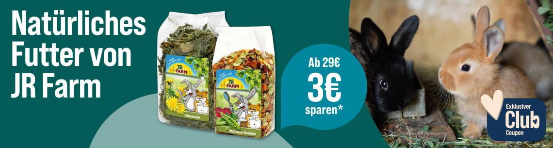 Spare 3€ ab 29€ auf JR Farm Kleintierfutter Aktionsbanner für Kleintierfutter von JR Farm. Zwei Kaninchen sitzen nebeneinander, daneben Verpackungen von Naturfutter