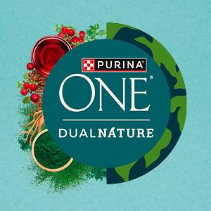 Purina ONE DualNature Purina‑ONE‑DualNature Logo mit Zutatenillustrationen im Hintergrund.