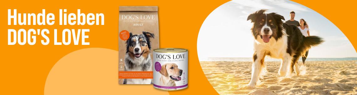 Entdecke Hundefutter von DOG'S LOVE Aktionsbanner für Hundefutter von DOG'S LOVE. Hund läuft über einen Sandstrand, im Hintergrund zwei Personen, daneben Verpackungen von Trocken‑ und Nassfutter, Hinweis auf „Hunde lieben DOG'S LOVE“.