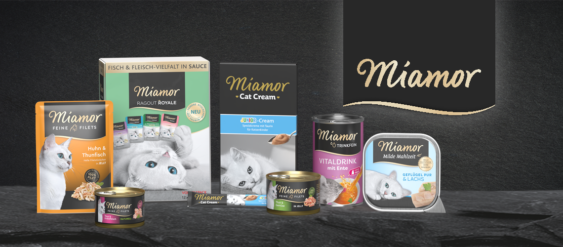 Miamor Topbanner Miamor‑Katzenfutterprodukte in unterschiedlichen Sorten vor dunklem Hintergrund mit Markenlogo.