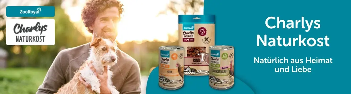 Charlys Naturkost Markenbanner Person hält einen kleinen Hund neben Charlys Naturkost Hundefutterprodukten.