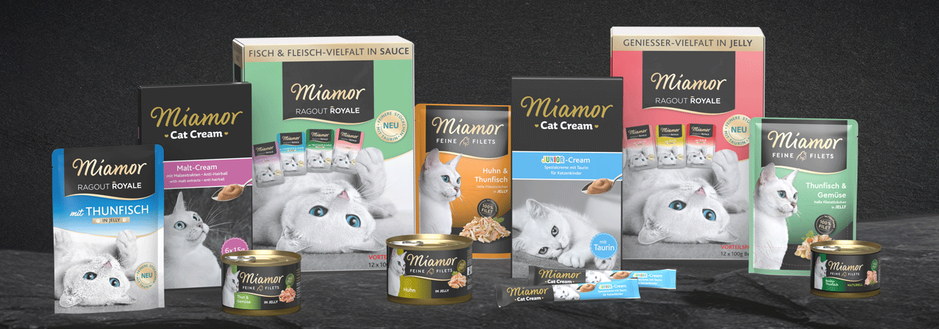 Miamor Abbinder Sortiment verschiedener Miamor‑Katzenfutterprodukte vor dunklem Hintergrund.