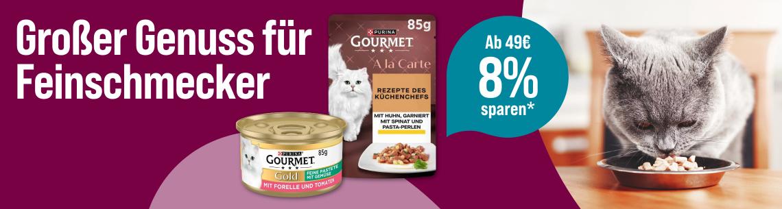 Spare 8 % ab 49 € auf GOURMET Katzenfutter Werbebanner für PURINA GOURMET Katzennahrung mit dem Slogan „Großer Genuss für Feinschmecker“. Abgebildet sind ein GOURMET Gold Nassfutter und ein GOURMET A la Carte Portionsbeutel. Rechts frisst eine graue Katze aus einem Futternapf. Ein Hinweis hebt hervor: „Ab 49 € 8 % sparen*“.