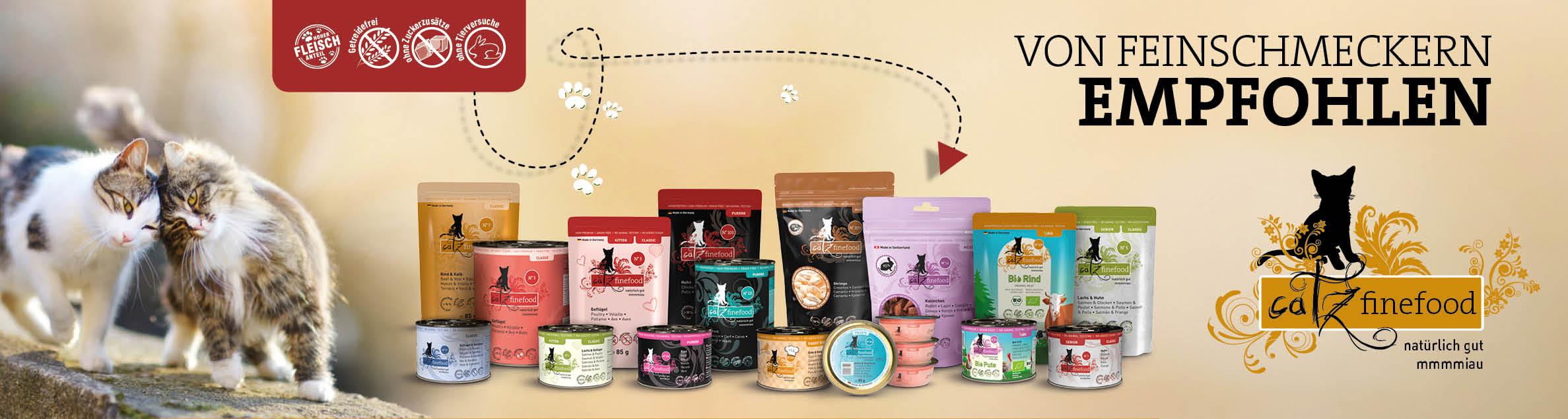 catz finefood Topbanner Auswahl verschiedener catz finefood Produkte mit zwei Katzen im Hintergrund.