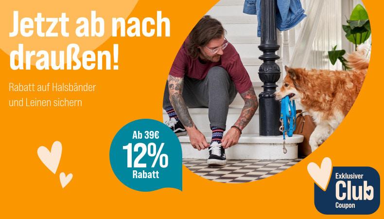Spare 12 % ab 39 € auf Halsbänder und Leinen Werbebanner für Halsbänder und Leinen mit dem Slogan „Jetzt ab nach draußen!“. Abgebildet ist eine Person, die im Eingangsbereich eines Hauses die Schuhe bindet, während ein Hund mit Leine daneben steht. Ein Hinweis hebt hervor: „Ab 39 € 12 % Rabatt*“. Zusätzlich wird ein exklusiver Club-Coupon beworben.
