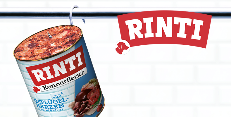 Rinti Topbanner Rinti‑Konserve hängt geöffnet an einem Haken neben dem Rinti‑Logo.