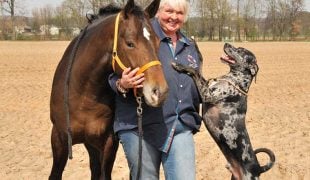 Perdita Lübbe mit Pferd und Hund